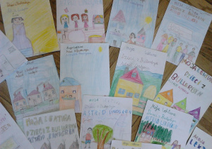 Galeria książeczek wykonanych do lektury – na zdjęciu widać strony tytułowe z napisami: Moja lektura-Dzieci z Bullerbyn-Astrid Lidgren oraz rysunki związane z lekturą.